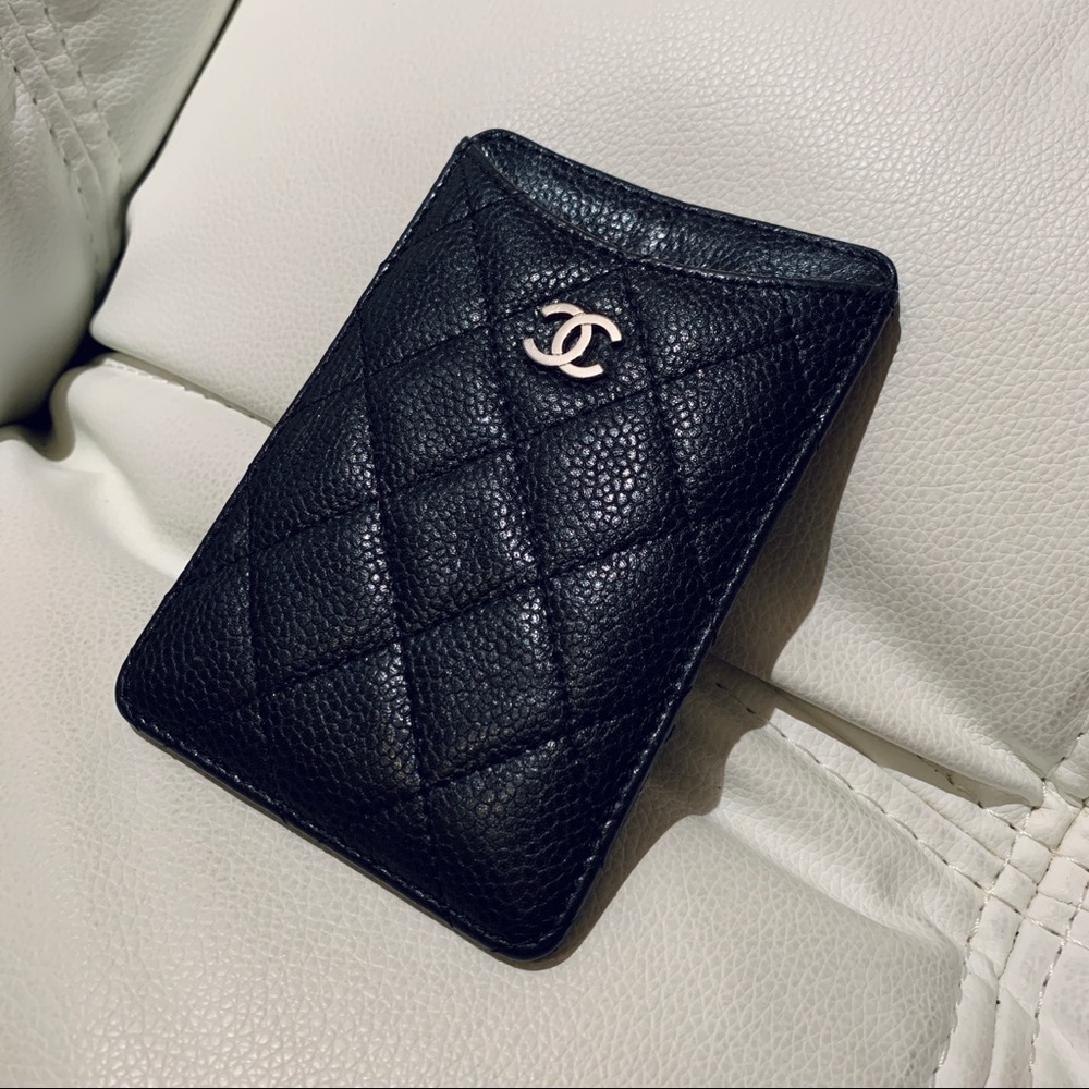 CHANEL AUTHENTIC Black quilted leather card holder